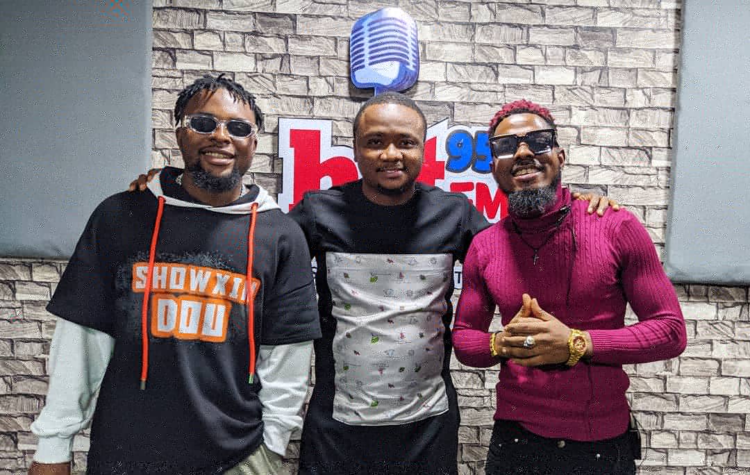 HitFMCalabar's tweet photo. Rapper @iamiceboxx & vocalist, singer and song writer @olomo_deeno were live on the #HitDriveTime with @DukeOfLife for the Listening Party of 'Woke' , A musical project by Iceboxx.
Full Interview in our next post.
cc @thejunkhouse_
🎥- @danielwhyte2 https://t.co/5IWzzBDrhE