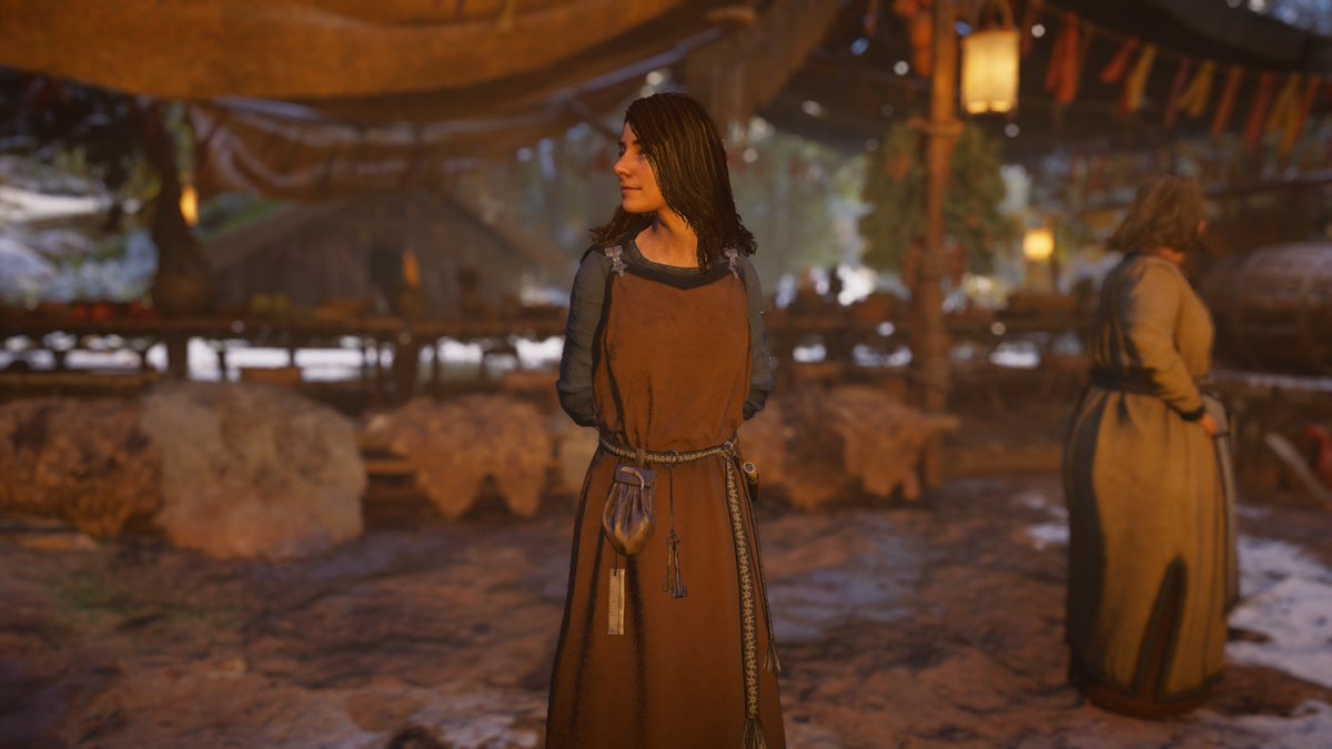 It is worth noting that Viking era Norse outfits did not come with pockets. Women would often hang their home's key, their comb, purse, scissors and other useful items to their belt as seen here. Note the 3 different interpretations of the smokkr (apron dress) here. Good job Ubi.