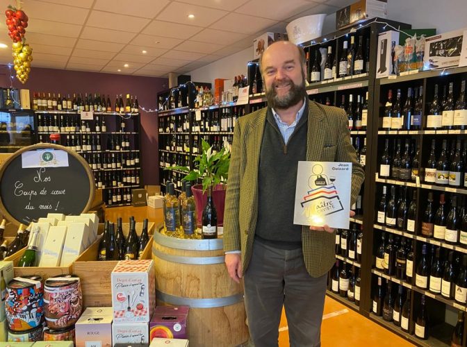 vinetsociete's tweet photo. “Maître Caviste” : en gestation depuis 3 ans, ce label créé par @cavisteFNCI manifeste les compétences et l’expérience des #cavistes. Un gage de visibilité et de fiabilité pour les consommateurs et au sein du milieu #viticole 👉 https://t.co/q05Ac1lxnW @TerredeVins https://t.co/ZDpa292Vij