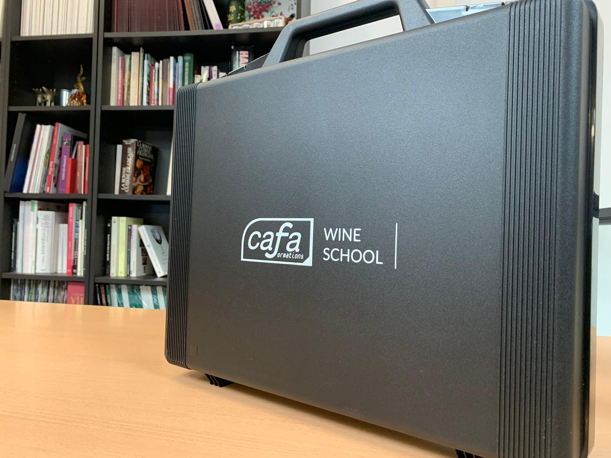 Tutiac's tweet photo. 𝙏𝙧𝙖𝙫𝙖𝙞𝙡𝙡𝙚𝙧 𝙨𝙪𝙧 𝙡𝙖 #formation 🍷
👉 Tutiac a offert des verres au @CAFA_formations Wine School #Bordeaux afin de confectionner des mallettes destinées à chaque étudiant Conseiller en Sommellerie 👍
#wine #vin #CAFAformations #sommerlier #TUTIAC #TUTIACTOUTBORDEAUX https://t.co/3OJ8h0K3md