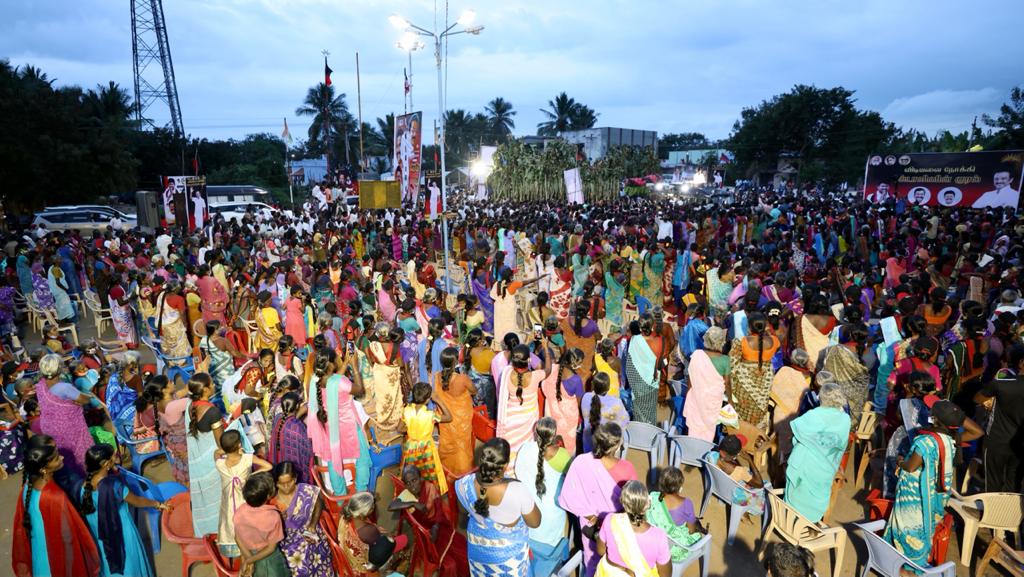 Udhaystalin's tweet photo. திருச்சி(வ)-முசிறி தொகுதி- காடுவெட்டியில் கழகத்தில் இணைந்த பெண்கள்-பொதுமக்கள் மத்தியில் உரையாற்றினேன். பெண் காவலர்கள் நியமனம், உள்ளாட்சியில் 33% இடஒதுக்கீடு,சொத்தில் சரி பங்கு என மகளிர் மேம்பாட்டுத் திட்டங்கள் தந்த கழக ஆட்சியை மீண்டும் உருவாக்குவோமென பேசினேன்@KN_NEHRU @KaduvettyT https://t.co/38gYYoJM0G