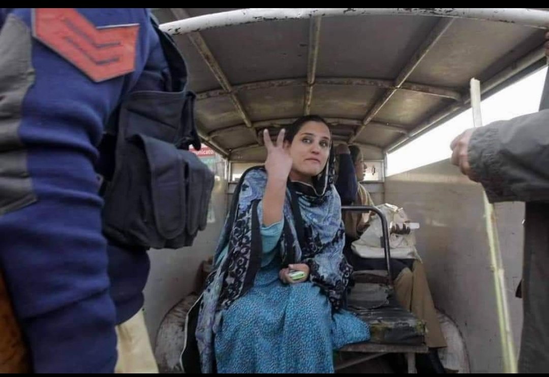 Adv_dawar's tweet photo. طاقتیں تمہاری ہے خدا ہمارا ہے
عکس پر نہ اِتراؤ،آئینہ ہمارا ہے
آپکی غلامی کا،بوجھ ہم نہ ڈھوئیں گے
آبرو سےمرنگا،فیصلہ ہمارا ہے
عمر بھر کوئی بھی،جنگ لڑ نہی سکتا
تم بھی ٹوٹ جاؤ گےتجربہ ہمارا ہے
غیرتِجہاد اپنی،زخم کھا کےجاگےگی
پہلا وار تم کر لو دوسرا ہمارا ہے
#StateTerrorismAgainstPTM https://t.co/PUIMzci8xL