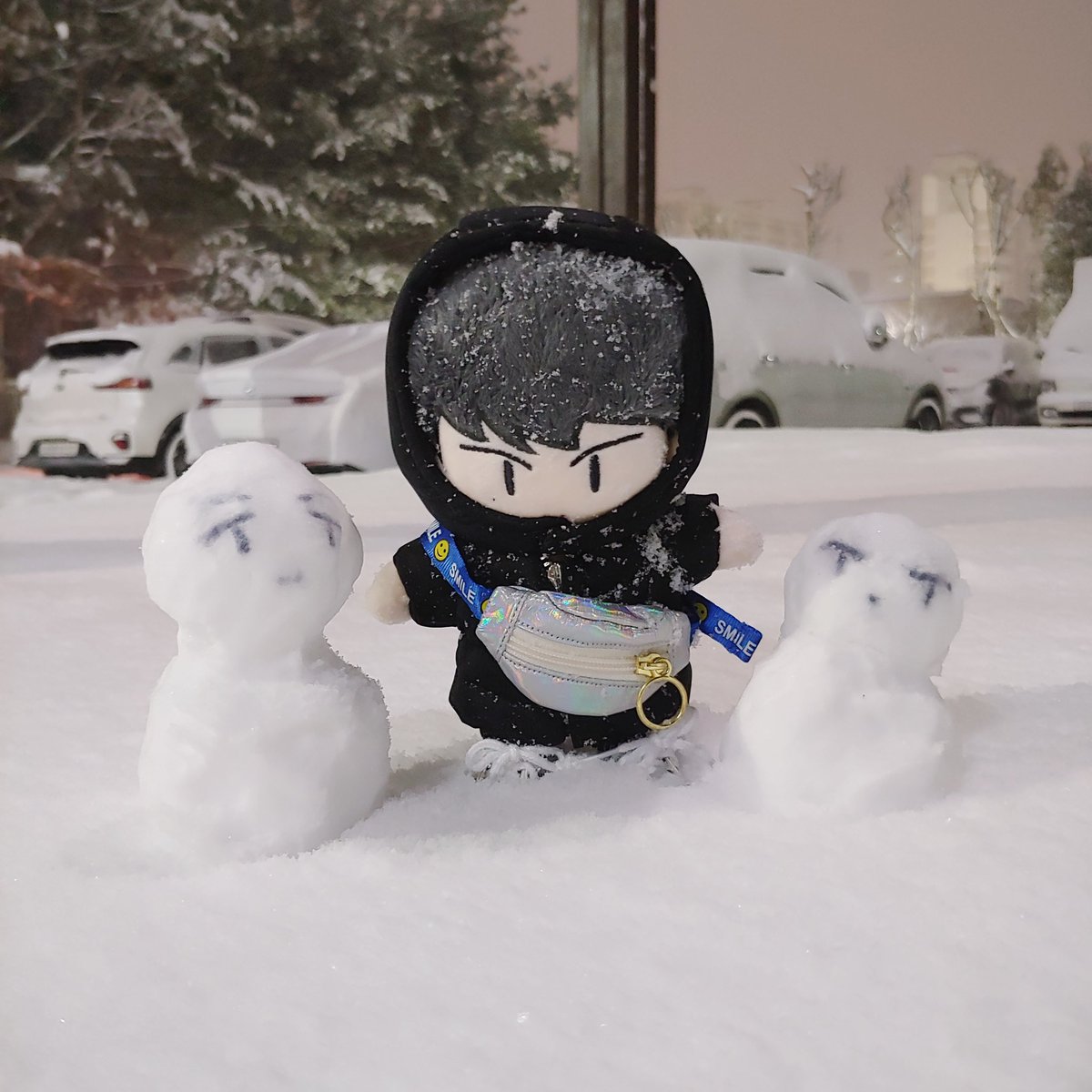 BlackLRdolls's tweet photo. 깜식이는 모두 나가고
깜택이만 남아서 눈사람만들고 있대요⛄
눈길조심히다니셔요🖤 https://t.co/WvbgP9gpd6