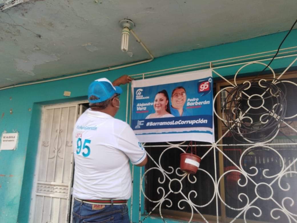 NGManabi's tweet photo. Nuestros candidatos no solo comparten el mensaje de barrer 🧹 las viejas prácticas políticas, también colocan sus propias pancartas.
Llevamos adelante una campaña sincera y sin grandes gastos para no llegar a la Asamblea con las manos atadas.

#Lista95 
#BarreLoViejo https://t.co/sN1GviuQM1