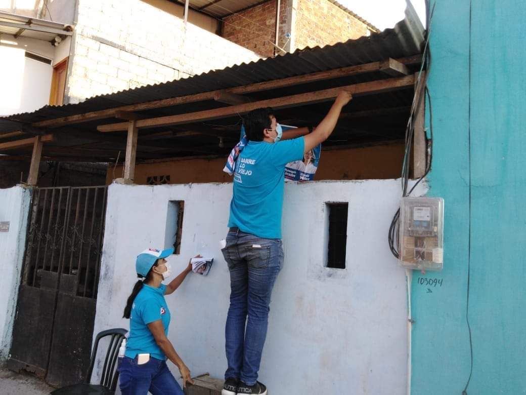 NGManabi's tweet photo. Nuestros candidatos no solo comparten el mensaje de barrer 🧹 las viejas prácticas políticas, también colocan sus propias pancartas.
Llevamos adelante una campaña sincera y sin grandes gastos para no llegar a la Asamblea con las manos atadas.

#Lista95 
#BarreLoViejo https://t.co/sN1GviuQM1