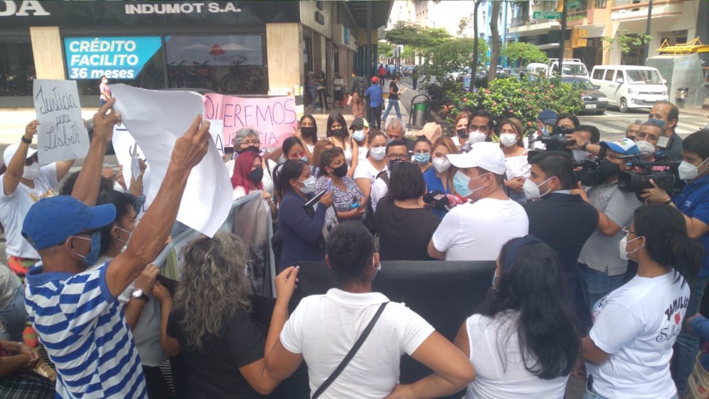 CepamGuayaquil's tweet photo. Se desarrolla el plantón para exigir #JusticiaParaLisbethBaquerizo, nunca más tendrán la comodidad de nuestro silencio.
@DDHH_Ec @FiscaliaEcuador @PoliciaEcuador @DianaSalazarM2 

 Exigimos justicia y reparación para @LisbethBaqueri1 https://t.co/oPgd07gmT6