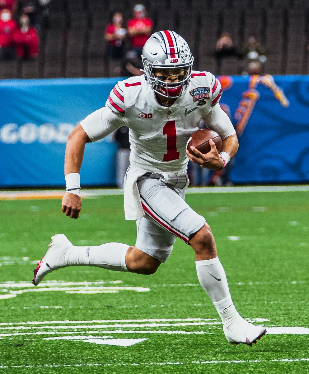 OhioStAthletics's tweet photo. QB1️⃣  Justin Fields is the 2020 Chicago Tribune Silver Football award winner as the best player in the B1G! 👏 

https://t.co/nsGt7whDNj | #GoBuckeyes https://t.co/mjLddfv0UQ