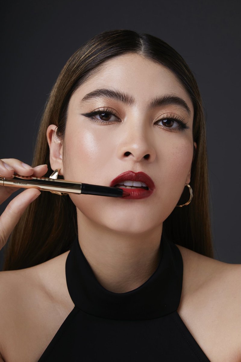 BobbiBrown_TH's tweet photo. Luxe Defining Lipstick สี Red Illusion ลิปสติกรุ่นใหม่ล่าสุดจาก Bobbi Brown ที่คุณมาร์กี้ @margie_rasri เลือกใช้
ช้อปเลย คลิก https://t.co/w8kohHnlHN

ลิปที่ผสานเม็ดสีอันเนียนแน่นของลิปสติกเข้ากับความเฉียบคมของดินสอเขียนขอบปาก (1,450 บาท)
#LuxeDefining https://t.co/KZCiP3v6bD