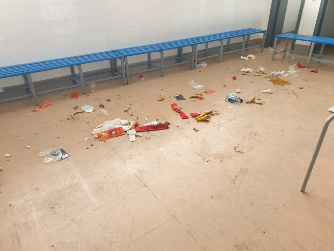 chiriolivo's tweet photo. Lopetegui, antes de poner pegas a las instalaciones de clubes humildes podría empezar por enseñar algo de civismo a la plantilla del @SevillaFC, lo mismo esto pasa por estar 50 "cochinos" en vez de personas @elchiringuitotv @jpedrerol @Linares_Dptvo @DeportesCuatro @manucarreno https://t.co/lWa0CLquWr