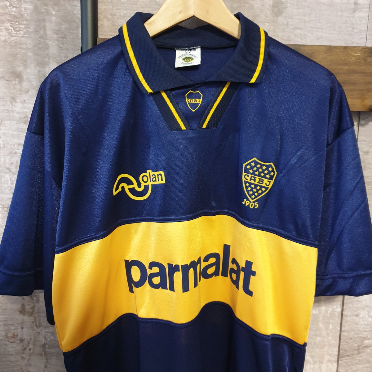 SportusNL's tweet photo. De Boca Juniors voetbalshirts uit het seizoen 1993/94 van kledingsponsor Olan. De Argentijnse fabrikant was in de jaren '90 voor een korte periode kledingsponsor van Boca en maakte een aantal prachtige shirts 💙💛💙
.
#bocajuniors #cabj #olan #boca #parmalat #90sfootball https://t.co/Hit5kiKAh3