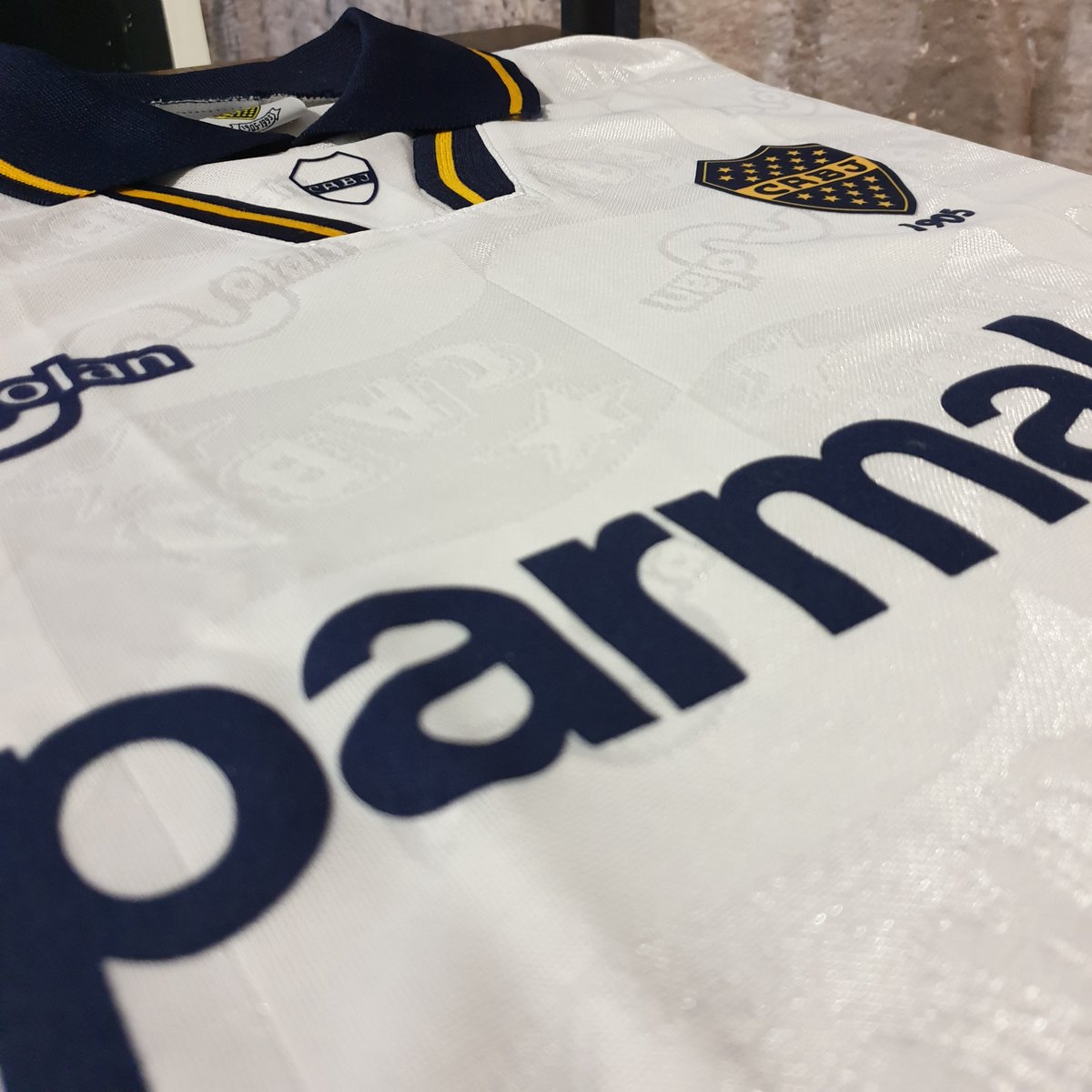 SportusNL's tweet photo. De Boca Juniors voetbalshirts uit het seizoen 1993/94 van kledingsponsor Olan. De Argentijnse fabrikant was in de jaren '90 voor een korte periode kledingsponsor van Boca en maakte een aantal prachtige shirts 💙💛💙
.
#bocajuniors #cabj #olan #boca #parmalat #90sfootball https://t.co/Hit5kiKAh3
