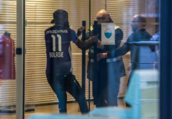mkt_esportivo's tweet photo. E essa história?

Didier Lamkel Zé é lateral do Royal Antwerp, da Bélgica. Ele deseja se transferir para o Panathinaikos, da Grécia.

Para forçar sua saída, Didier chegou no treino com a camisa do rival do clube, o Anderlecht. Foi barrado, claro.

Que loucura! https://t.co/RYeMCsO3xL