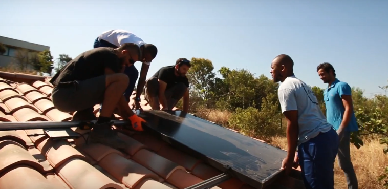 HuaweiFr's tweet photo. Le saviez-vous ? Le premier essaimage en France de la #formation de pose de panneaux #photovoltaïques ☀️ "Poseurs d'Avenir" cocréée par #BAOFormation, @DualSun_fr et @ENGIEgroup est soutenu par @SynergieSolaire et 2 de leurs partenaires @boralexfr et #Huawei ! 👷 https://t.co/cNKNgM8Ww3