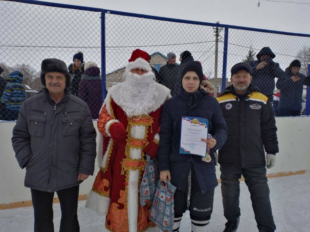 05.01.2021 г. в с.Зуевка м.р.Нефтегорский проходил Новогодний турнир по хоккею среди мужских команд. ХК"Дубрава-ДЮСШ 2005-2003 г.р." м.р. Волжский, по итогам турнира заняла 2 место. Поздравляем ребят с достойным результатом , желаем успехов и спортивных побед в новом году.