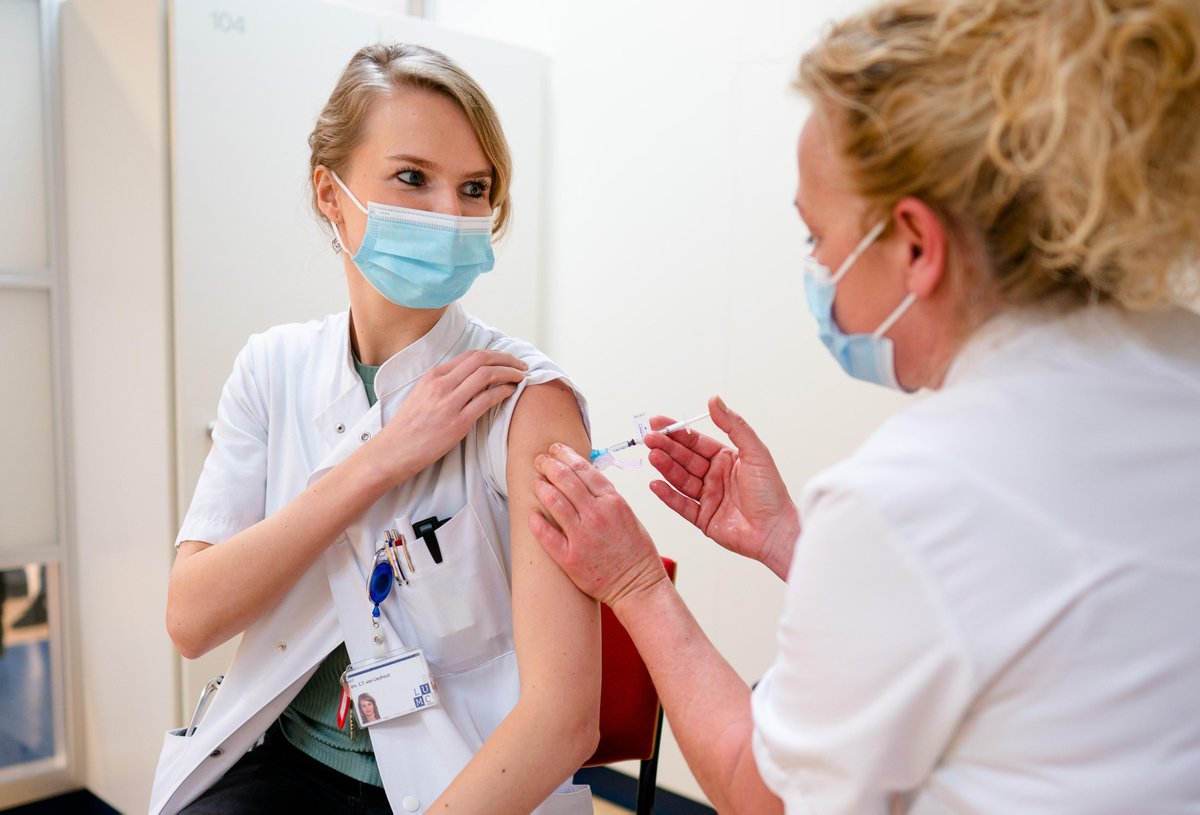 Er ging veel voorbereiding aan vooraf, maar het resultaat is ernaar: arts-assistent Christianne van Lieshout kreeg vandaag als eerste LUMC-medewerker het vaccin tegen COVID-19 toegediend. #samentegencorona #vaccinaties #coronavirus #lumc Foto: ANP / Bart Maat