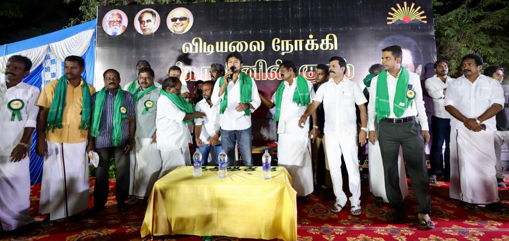 Udhaystalin's tweet photo. திருச்சி(வ) மாவட்டம் -முசிறி  தொகுதி-பாலசமுத்திரத்தில்  வாழை-வெற்றிலை விவசாயிகளுடன் கலந்துரையாடி அவர்களின் தேவைகளை கேட்டறிந்தேன். விவசாயிகளின் குரலை உதாசீனப்படுத்திவிட்டு, நானும் விவசாயியென நாடகம் போடும் அடிமைகளுக்கு தேர்தலில் மக்கள் பாடம் புகட்டுவார்கள்.
@KN_NEHRU @KaduvettyT https://t.co/cmsGEKC97M