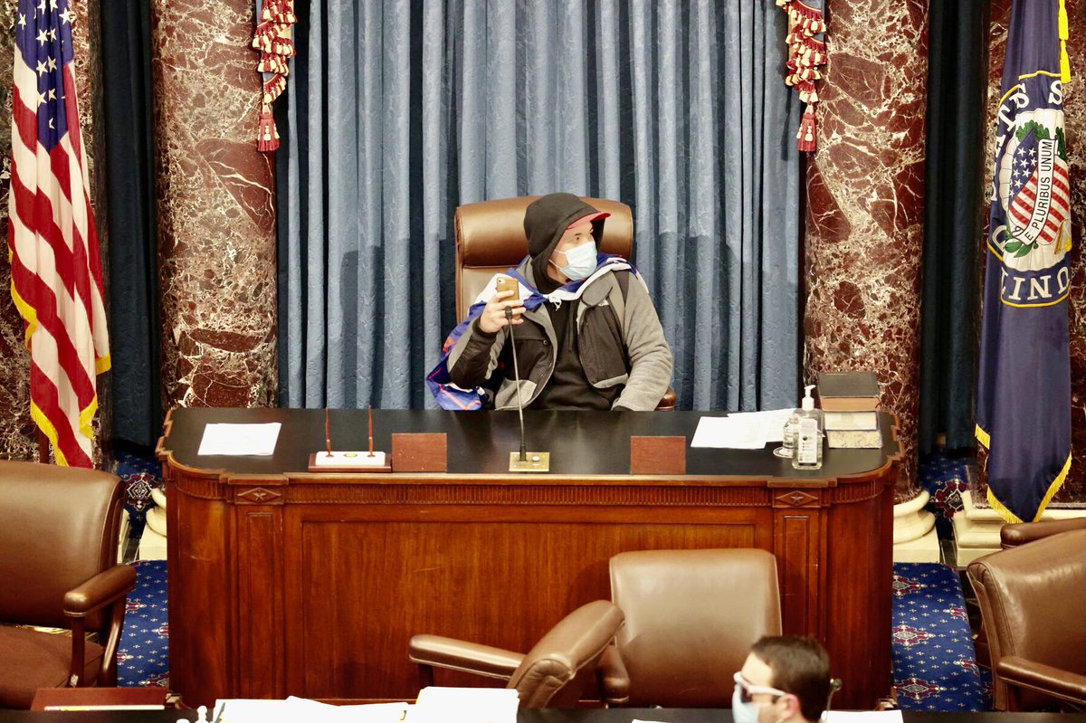 djnikki11's tweet photo. I believe in standing up for what you believe in but seriously?
What an idiot 😳
#CapitolHill #CapitalProtest #CapitalBuilding https://t.co/TQf5usyeW4