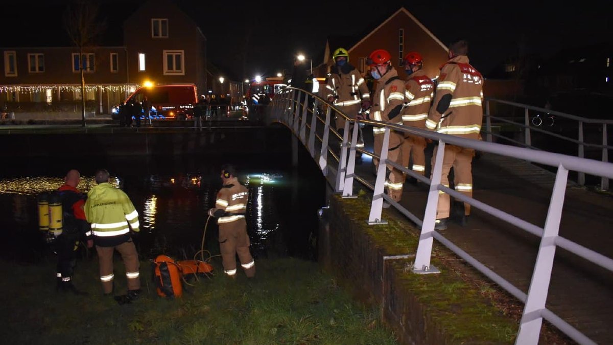 Hulpdiensten rukken massaal uit voor... lampje in sloot..