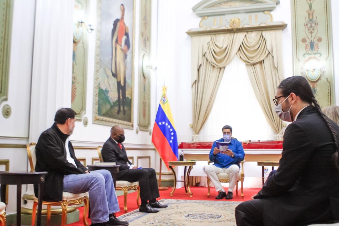 NicolasMaduro's tweet photo. Sostuve una excelente reunión con José Gerardo Fernández Noroña, Presidente del Grupo Parlamentario de Amistad México-Venezuela y Juan Dionicio Rodríguez, Diputado del Frente Amplio de Dominicana. Les agradecemos toda la solidaridad y el apoyo con nuestro país. https://t.co/qPsIZ8gX4h