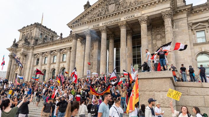 Ihr wisst, dass in diesem Moment manche Leute in Deutschland die Szenen aus dem Capitol mit einer Mischung aus Anerkennung, Ehrfurcht und Erregung beobachten, ja? Das ist alles nicht weit weg.