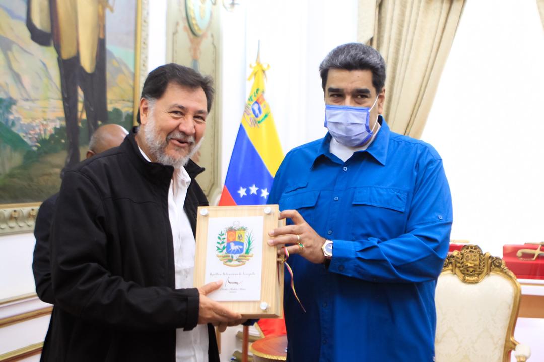 NicolasMaduro's tweet photo. En nombre del pueblo venezolano entregué unos presentes a los hermanos parlamentarios de México y la República Dominicana. La solidaridad entre nuestros países se consolida en el marco de la construcción de un nuevo mundo. ¡Un Abrazo! https://t.co/Enhon5tdpN