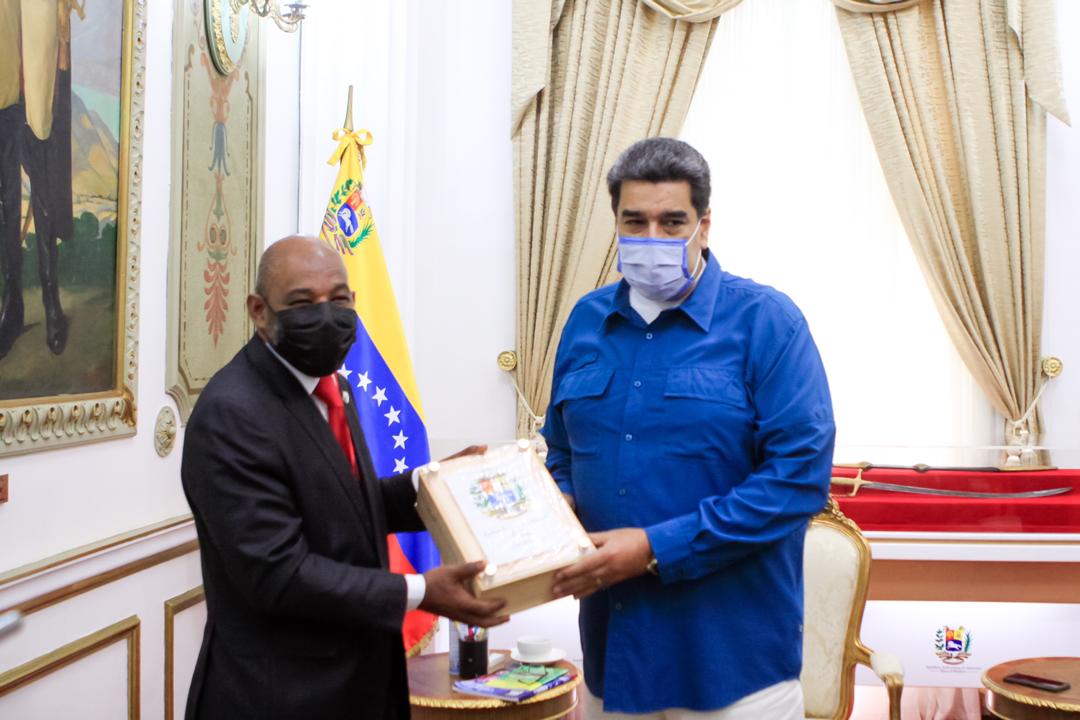 En nombre del pueblo venezolano entregué unos presentes a los hermanos parlamentarios de México y la República Dominicana. La solidaridad entre nuestros países se consolida en el marco de la construcción de un nuevo mundo. ¡Un Abrazo!