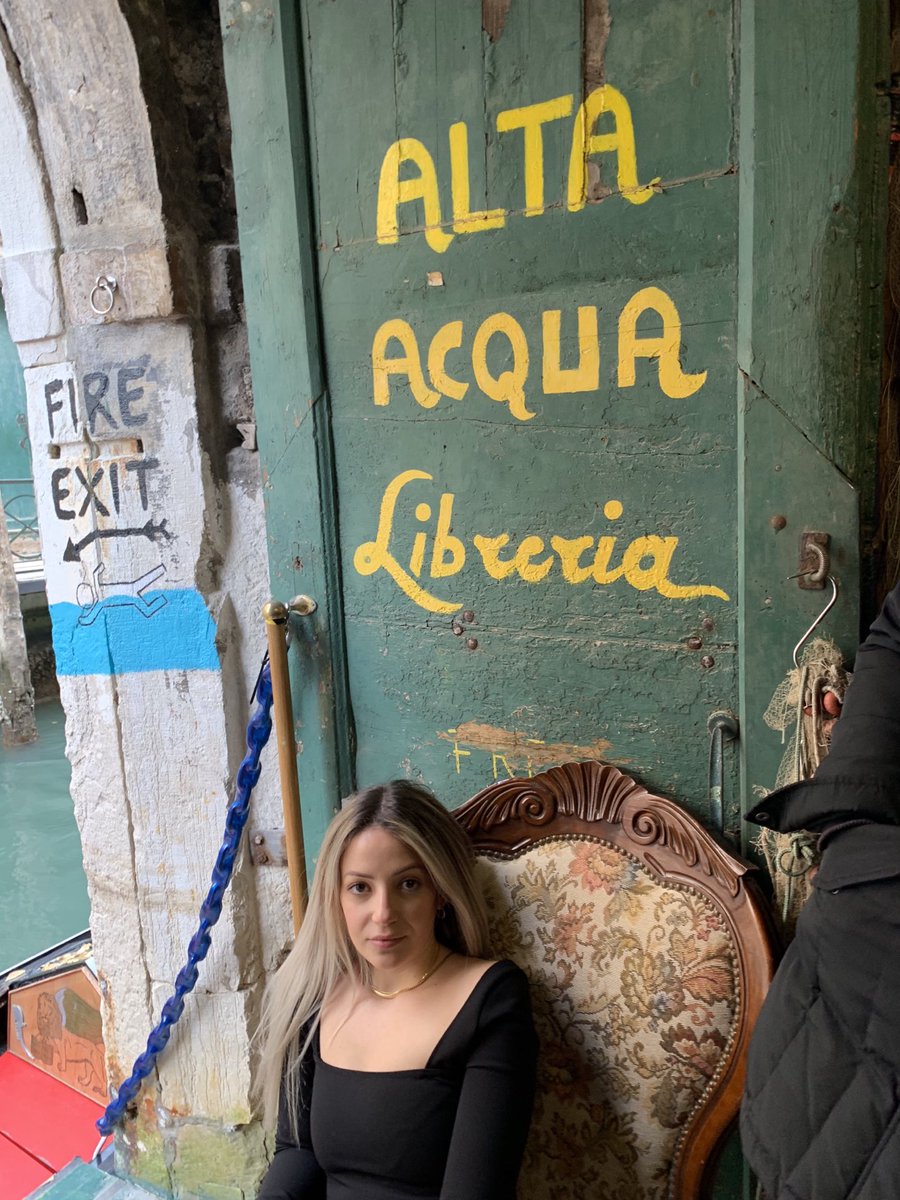 annozero55's tweet photo. Venezia,libreriaAlta Acqua https://t.co/YNwYSKg84a