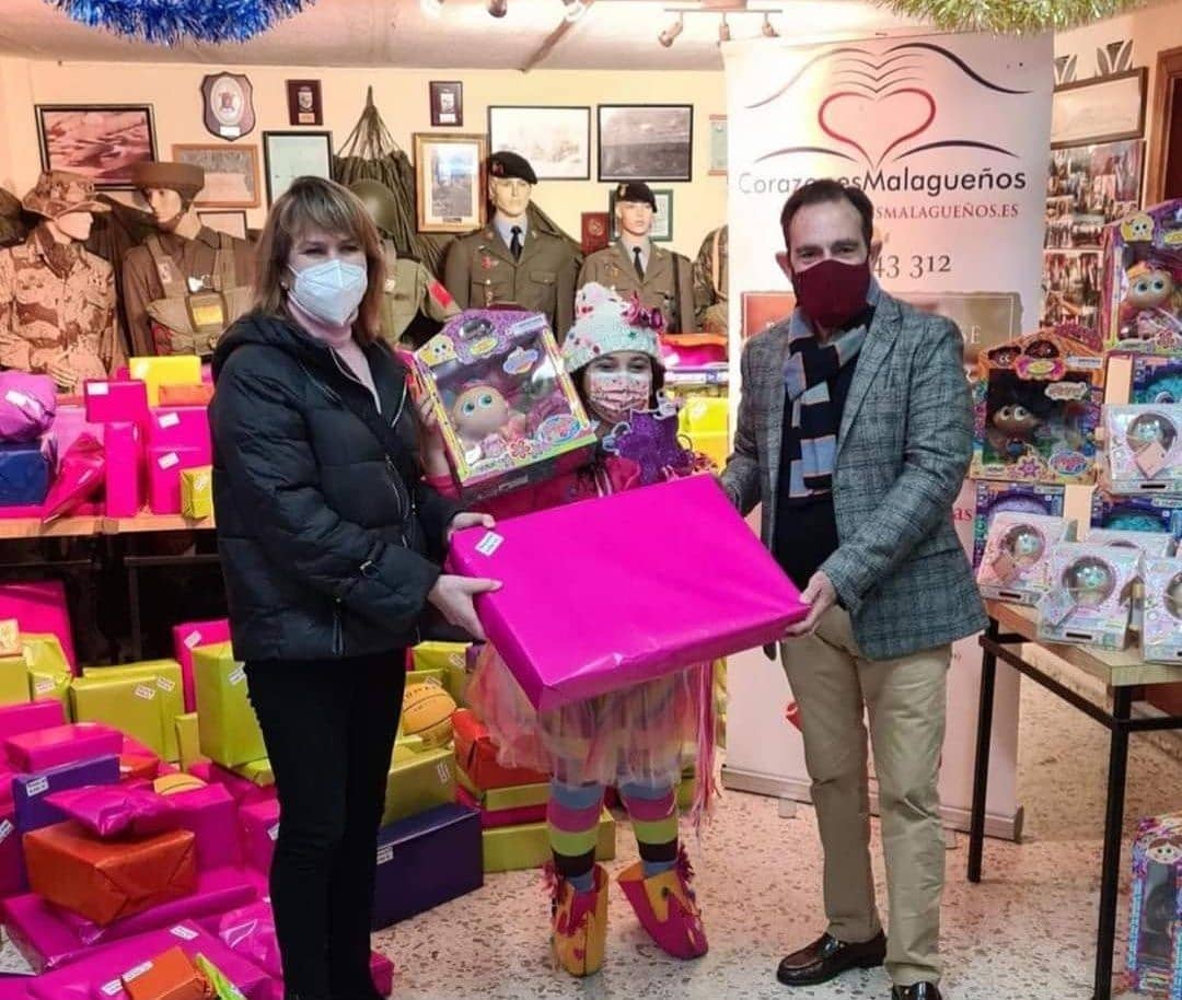 CorazonesMalaga's tweet photo. Son muchos los que se han unido para hacer especial el día de Reyes. Con el esfuerzo de todas estas personas hemos podido repartirles los regalos a nuestros niños y niñas, que con tanta ilusión han recibido hoy sus juguetes nuevos. https://t.co/51OowtIYIY