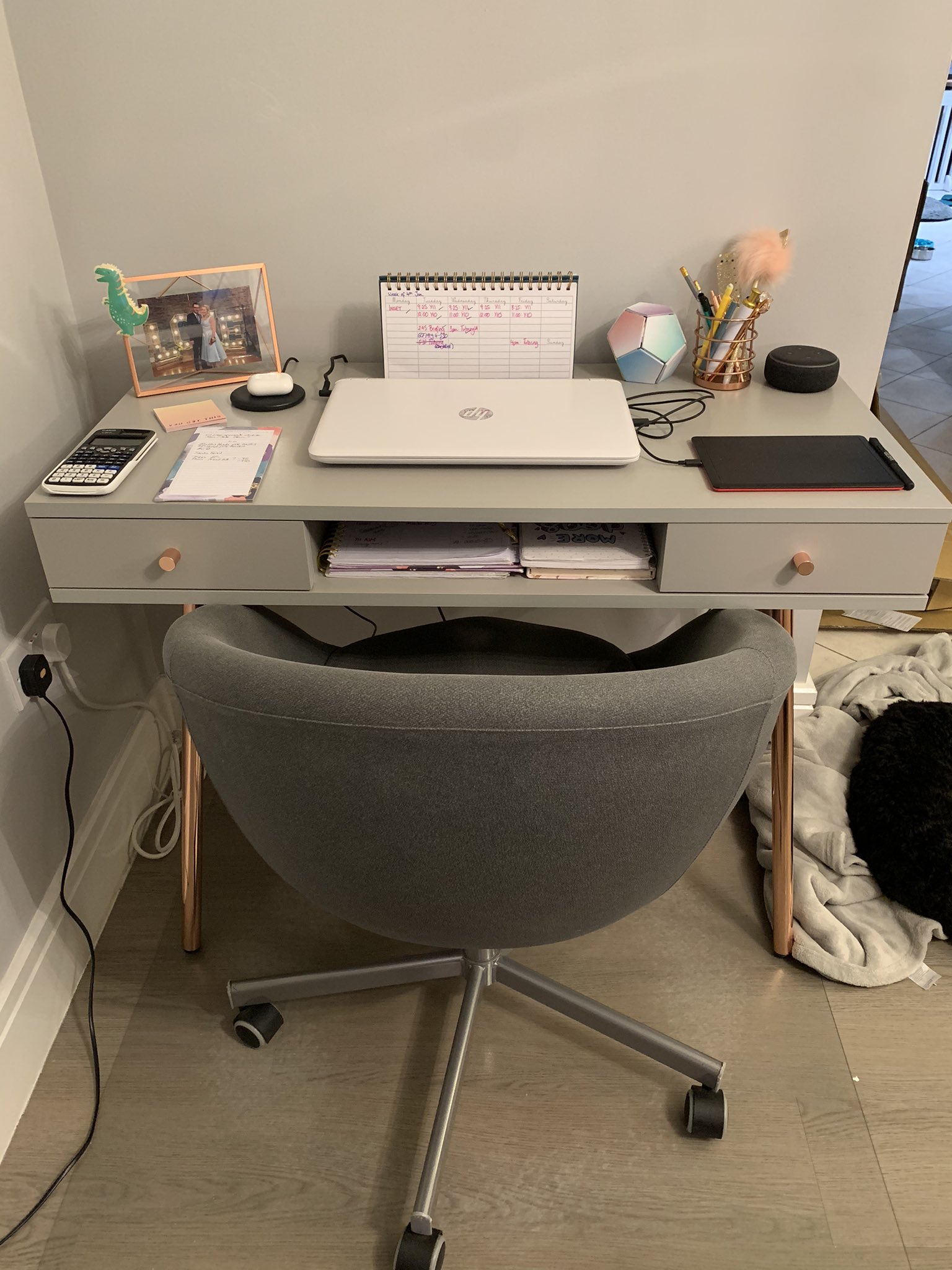 Desk with on sale rose gold legs