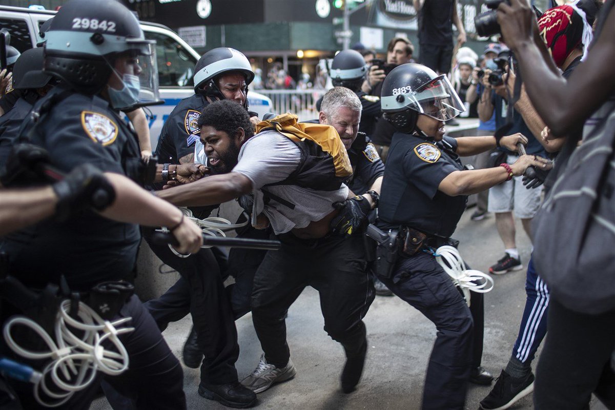 PaulCinny's tweet photo. How Police handle White Protesters vs. Black Protesters. https://t.co/DuUdQVQbLZ