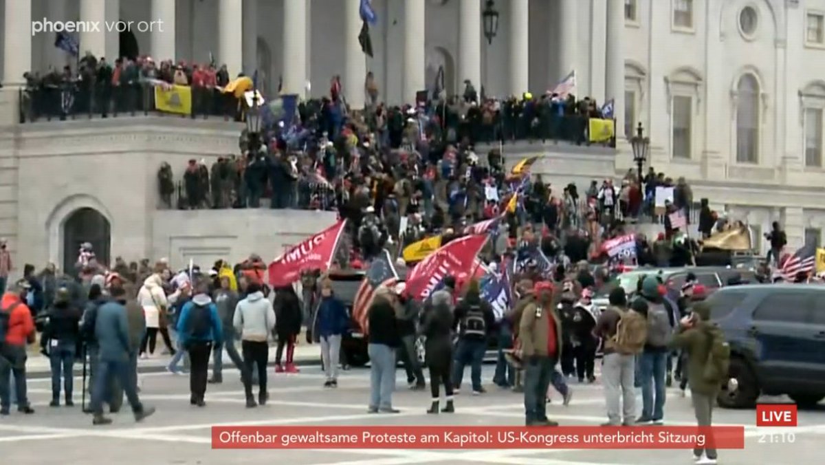 Mori09TV's tweet photo. Das #Capitol bei #BLM vs. das Capitol bei besorgten Patrioten.

Die einen wollen gleiche Rechte, die anderen putschen für einen Rechten. https://t.co/pHyCYuAoox