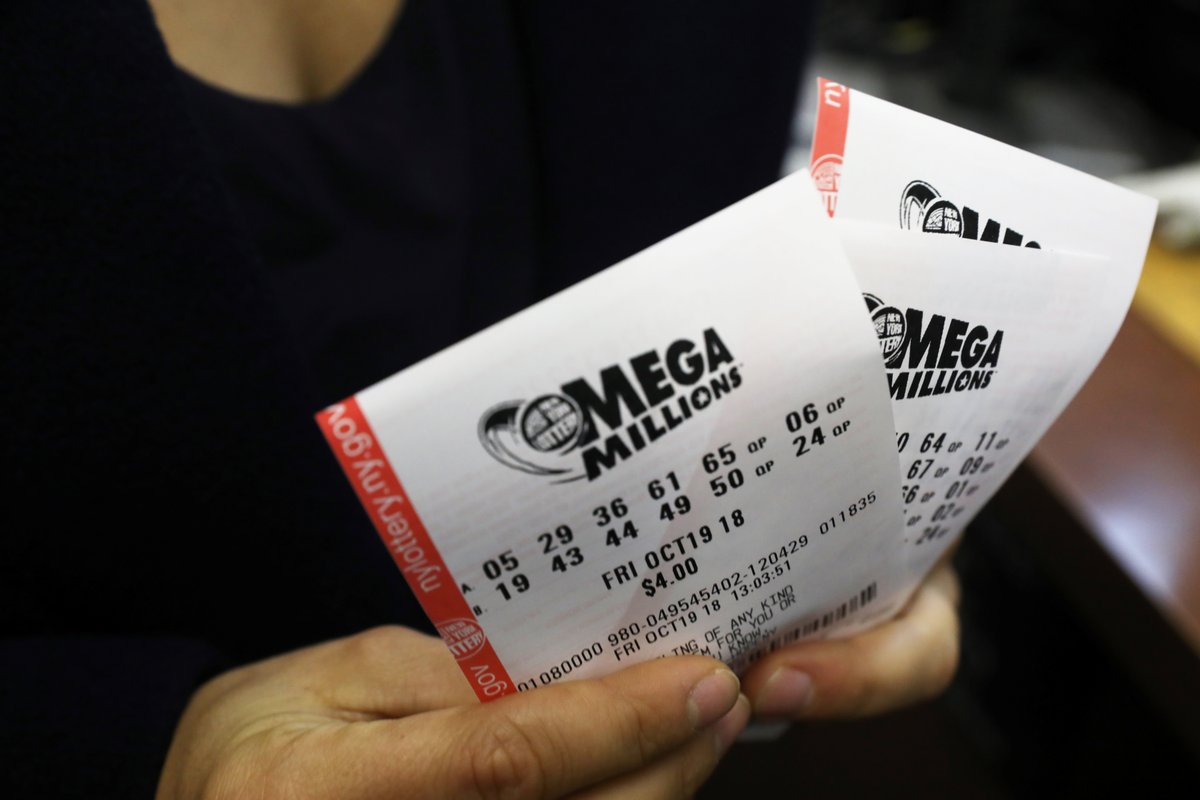 Mega Millions jackpot has soared to $490 million and Powerball prize is $410 million. Winners need to prepare for their 'old life' being over: If you're daydreaming about how you'd use such a windfall, be aware that winning is not as simple as claiming… https://t.co/3jvdycUEtM https://t.co/Mpq4Tf188R