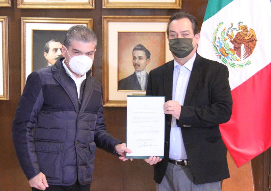GobDeCoahuila's tweet photo. Al señalar que la marcha de su Administración no se puede detener, el gobernador @mrikelme entregó los nombramientos de Secretario de Gobierno a @F_DeLasFuentes, y de titular de la @sevotcoahuila a @enriquemym.
#FuerteCoahuilaEs https://t.co/LXKIfPlh7C