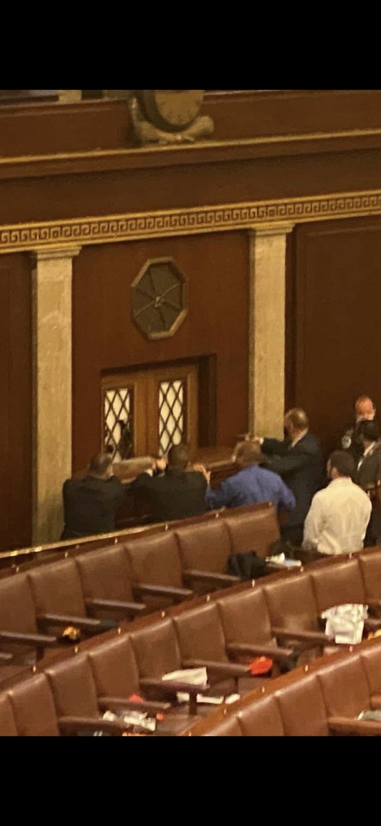 تأكيد اطلاق النار في داخل احد قاعات الكابيتل و في الصورة يبدو احد رجال الامن موجهاً سلاحه على باب القاعة المغلق!