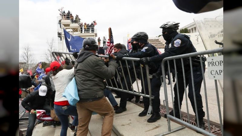 ConElMazoDando's tweet photo. ¡No asumen la derrota! Simpatizantes de Trump ingresan violentamente al Capitolio https://t.co/Z1xvRY1Dej  #UnidadLuchaBatallaYVictoria https://t.co/lHrWeHLsd6