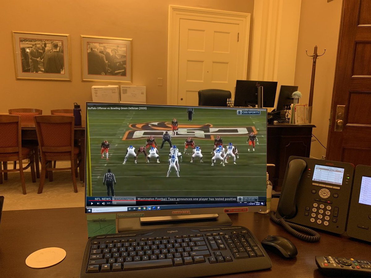 JarvisAFP's tweet photo. Kinda loud outside but I'm just trying to study this Buffalo OL. https://t.co/lI6JLd8WtI