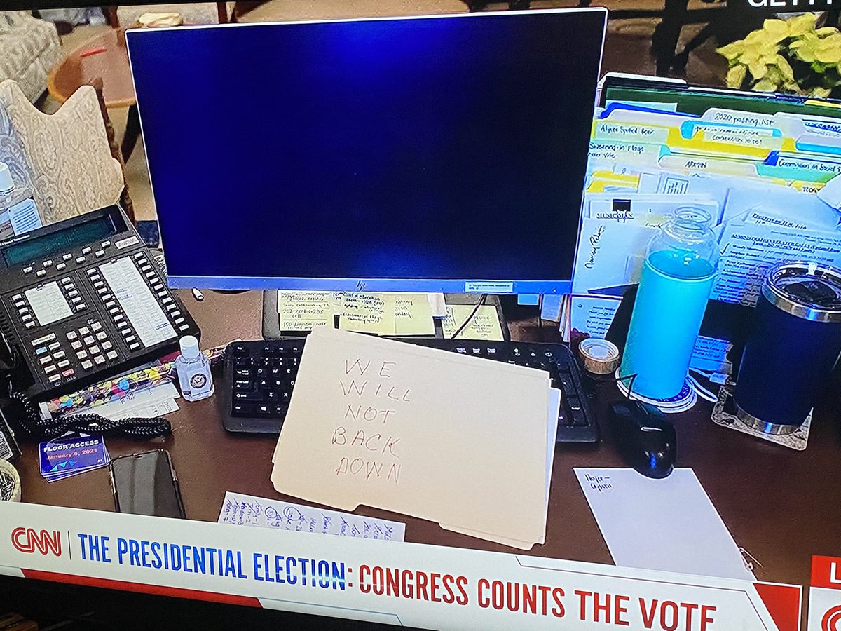 TosinfaksTV's tweet image. #BREAKING 🚨🚨🚨
Pro Trump supporter makes it into Nancy Pelosi’s office and leaves a note saying “We will not back down”
#capitollockdown #CapitolRiot #capitol #electoralcollegeVote