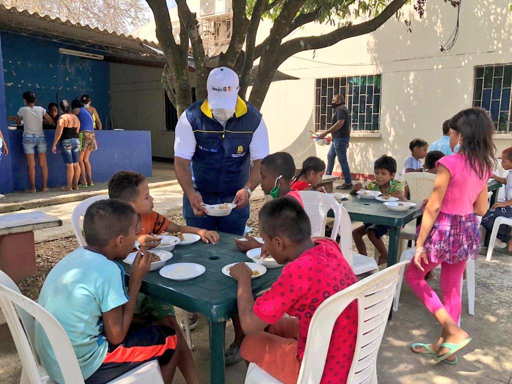 monterialcaldia's tweet photo. Gracias a las donaciones conseguidas por @policiamonteria, garantizamos la alimentación de las familias afectadas por el incendio que se presentó en la madrugada de hoy.
Unidos en solidaridad por las familias de Nuevo Milenio. https://t.co/jg5v4CoPZ3
