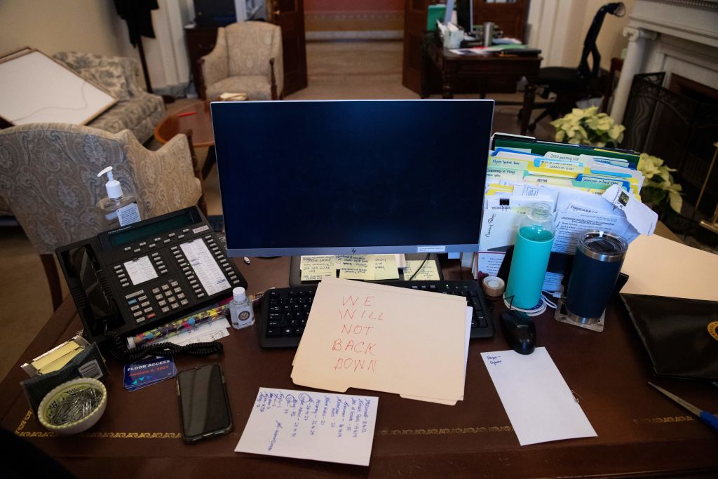  #BREAKING:  #breakingnews inside the Office of  @SpeakerPelosi.  #falseflag if they are taking pictures it is staged by the left #PanicInDC