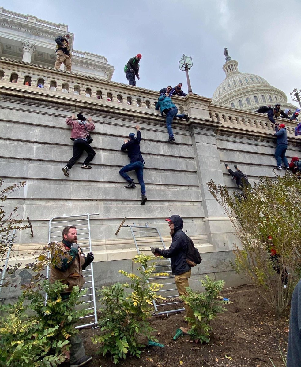 RealKartelKush's tweet photo. The past 4 years they kept yelling BUILD THE WALL but now look at them 😂🤣 
#civilwar2021 #Amerikkka https://t.co/flBx6TXRc9