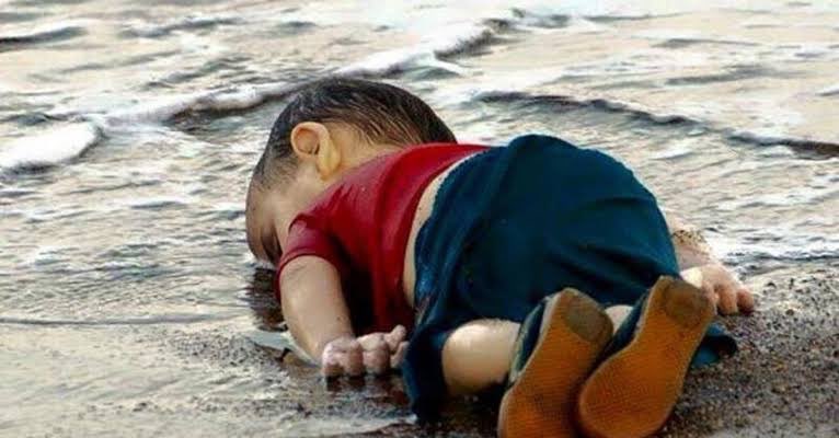 Aylan'ın ahı inletecek arşı ve hepimiz bunun hesabını vereceğiz demiştim. 

Dünya bu kadar ahı kaldırmazdı, kaldırmadı da bi iznillah.
#Trump
