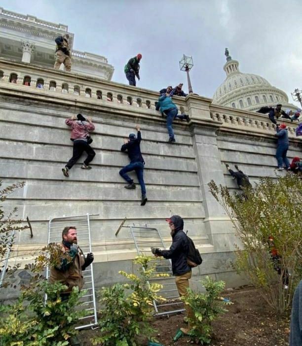 EEUU🇺🇸 está sufriendo un intento de Golpe de Estado a manos de ultraderechistas alentados por Trump.

El fascismo es un peligro para la democracia y la libertad y no se puede normalizar ni mirar hacia otro lado, ni allí ni aquí.