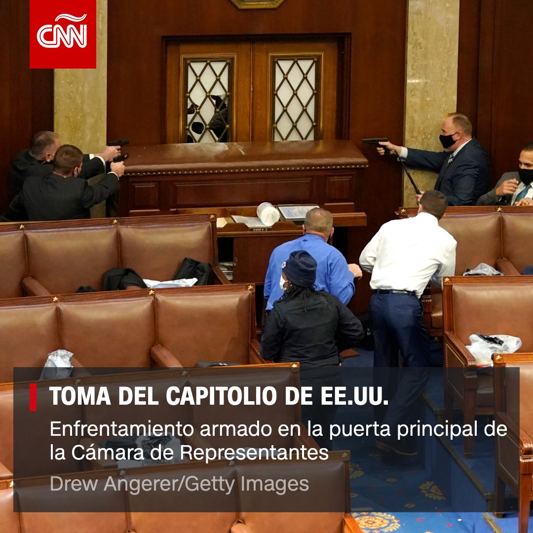 CNNEE's tweet photo. #IMÁGENES- Partidarios del presidente #DonaldTrump ingresaron al Capitolio de Estados Unidos mientras los legisladores contaban los votos del Colegio Electoral que certifican la victoria del presidente electo #JoeBiden https://t.co/396jhOlcep https://t.co/uvxy5uy9IN