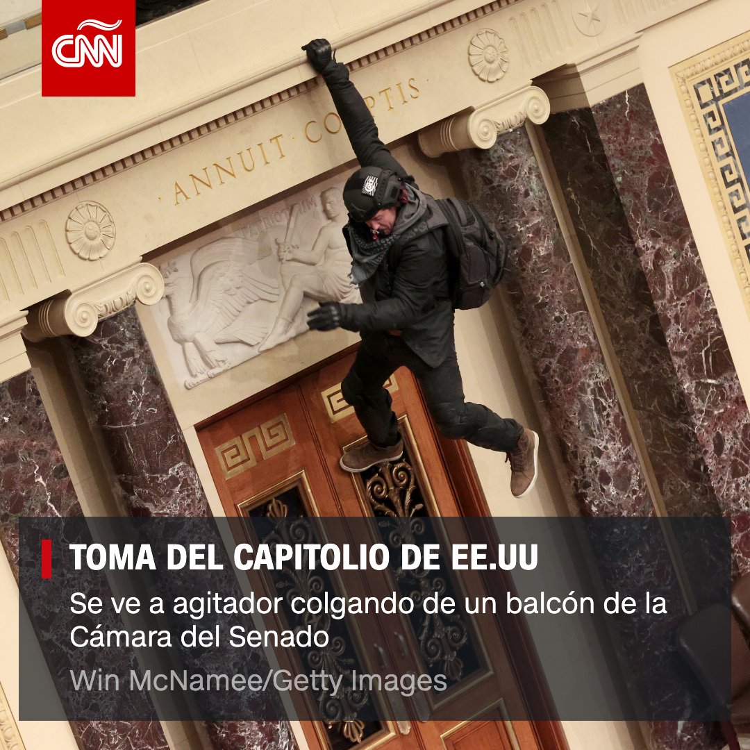 CNNEE's tweet photo. #IMÁGENES- Partidarios del presidente #DonaldTrump ingresaron al Capitolio de Estados Unidos mientras los legisladores contaban los votos del Colegio Electoral que certifican la victoria del presidente electo #JoeBiden https://t.co/396jhOlcep https://t.co/uvxy5uy9IN