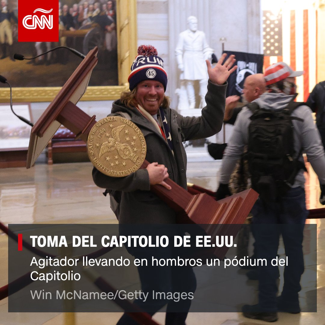 CNNEE's tweet photo. #IMÁGENES- Partidarios del presidente #DonaldTrump ingresaron al Capitolio de Estados Unidos mientras los legisladores contaban los votos del Colegio Electoral que certifican la victoria del presidente electo #JoeBiden https://t.co/396jhOlcep https://t.co/uvxy5uy9IN