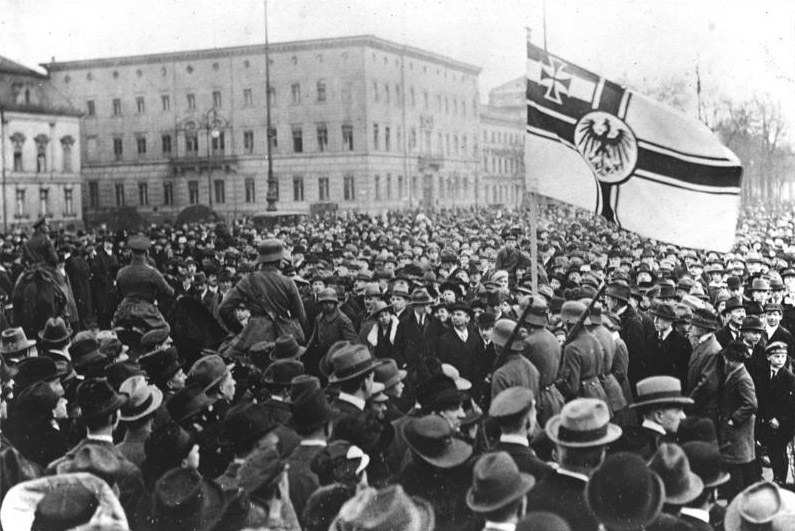 8/ The Kapp Putsch 1920 was defeated by a general strike. take a look at the imagery. It was less frenzied than the chuds in the Capitol.... US organised labor needs to put mass strike on the agenda tonight...