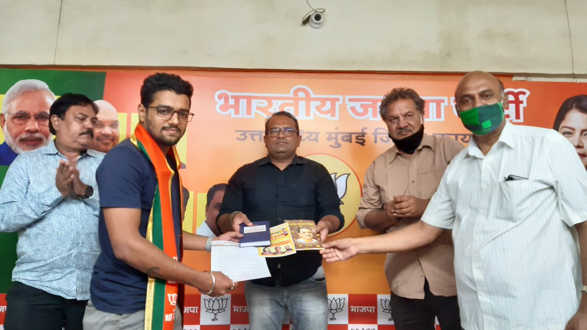 आज कोरोना काळात पहिली लस चा प्रयोग स्वतःवर करून घेणारा <a href="/VaibhavBagul/">Vaibhav Bagul</a> ह्याने <a href="/BJYM4parle/">BJYM Vileparle</a> च्या विधानसभेच्या उपाध्यक्ष पदाची जवाबदारी विलेपार्ले चे आमदार <a href="/parag_alavani/">parag alavani</a> यांच्या हस्ते स्वीकारली ...
त्याच <a href="/bjpvileparle1/">BJP Vileparle (मोदीजी का परिवार)</a> परिवार तर्फे हार्दिक स्वागत..
<a href="/Tejasvi_Surya/">Tejasvi Surya</a> <a href="/BJYM4Mumbai/">BJYM MUMBAI</a>