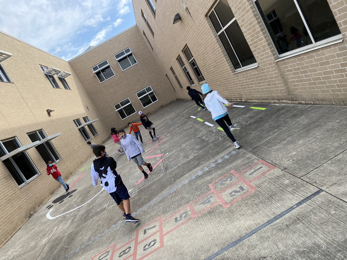 sgrace_ase's tweet photo. Thank you Cub Scouts & Parents from Pack 912 for the sensory walk!! This was the perfect brain break after working so hard on our middle of the year screener!!! #ase4th #sensorywalk @HumbleISD_ASE https://t.co/5x0IcEHFL1