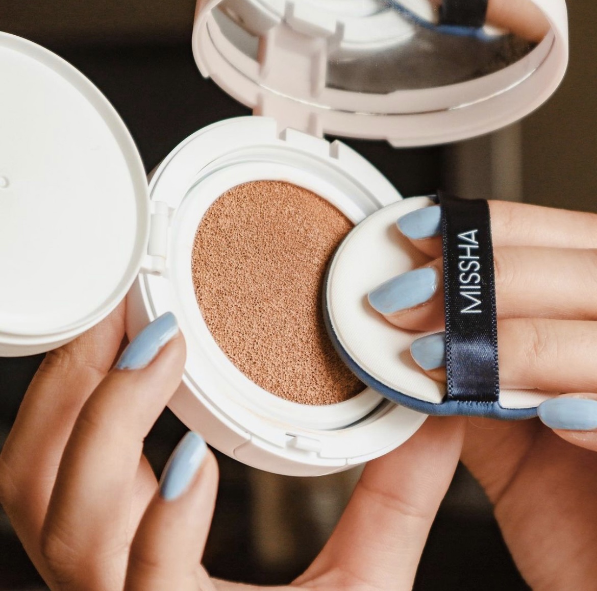 misshaus's tweet photo. Makeup rubbing off from wearing a mask all day? 😩

Touch-ups on the go made easy with our MISSHA Fan Favorite 🌟 M Magic Cushion 🌟 

#MISSHAUS #bbcushion #cushionfoundation #foundation #naturalmakeup https://t.co/tY7x5dtiwZ