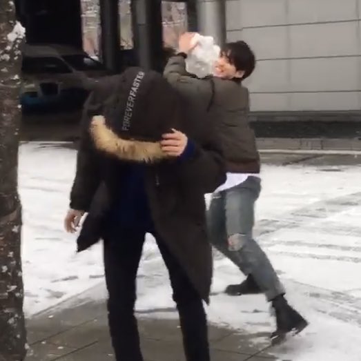 kookrable's tweet photo. 맏형한테 무시무시한 대왕 눈덩이 던지는데 세상 해맑은 정국이 ㅋㅋㅋㅋㅋㅋㅋㅋㅋㅋㅋㅋㅋ https://t.co/tEYxgCK74P